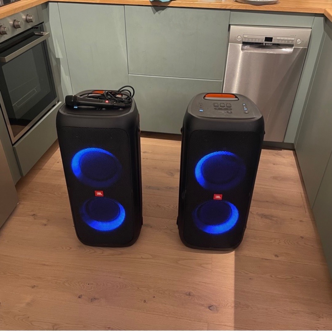 Två jbl-partybox 310 festhögtalare