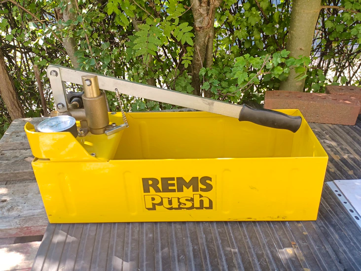 Rems push 60 provtryckningspump upp till 60bar