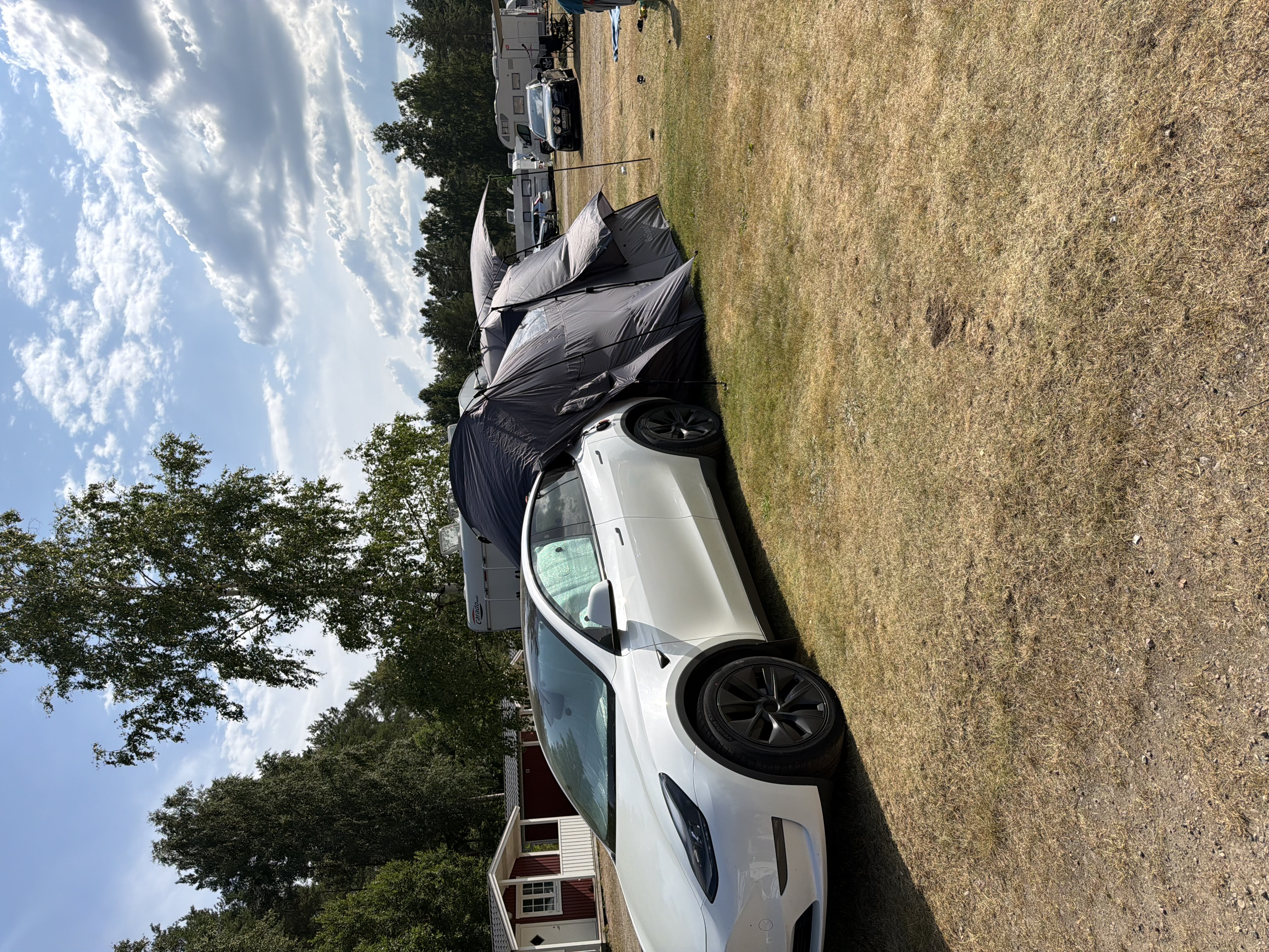 Tesla model y campingtelt til leie – komplett campingpakke tilgjengelig!