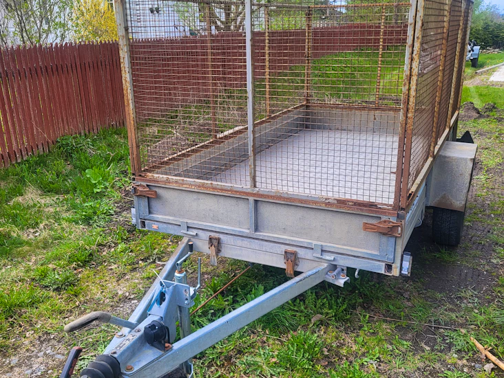 Tippbar gallerkärra med stor lastyta