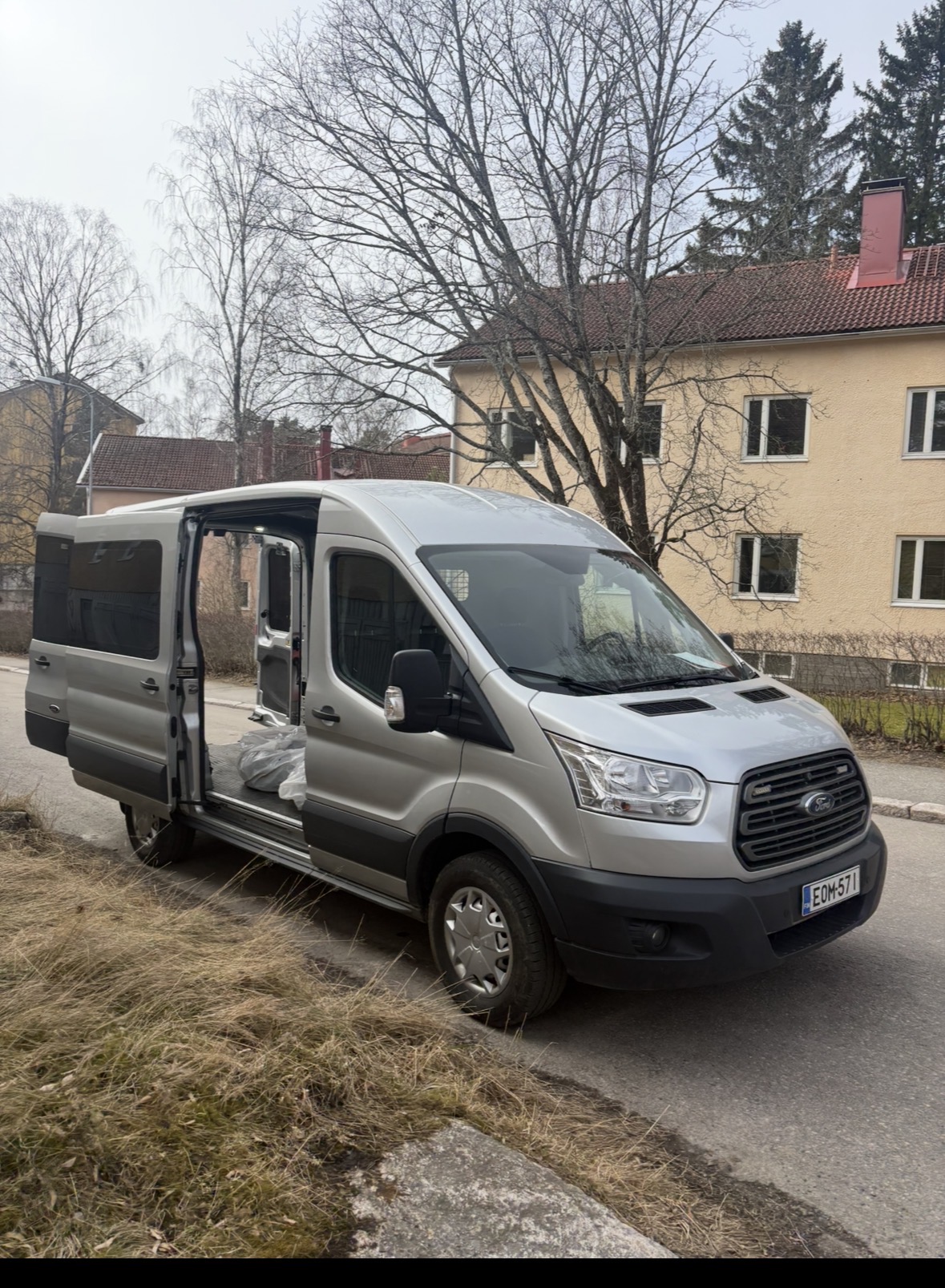 Helposti ajettava tilava paku