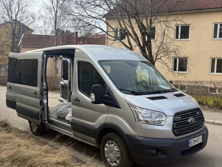 Helposti ajettava tilava paku