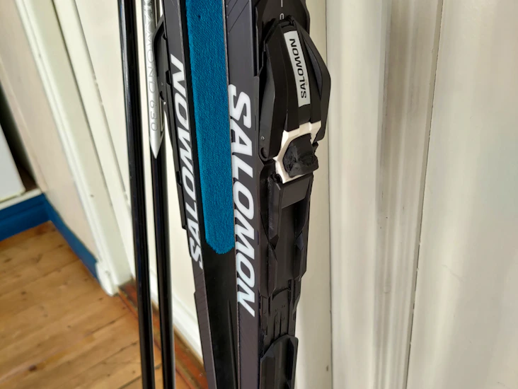 Längdskidor med skins.