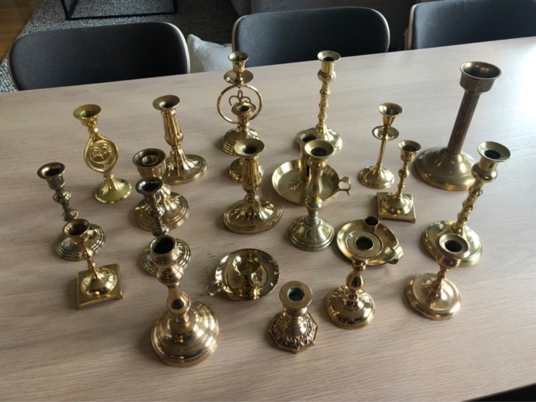 22 st mässingsljusstakar i olika former
