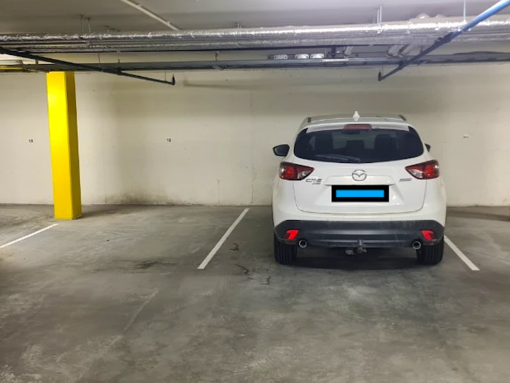 Parkeringsplass i parkeringskjeller