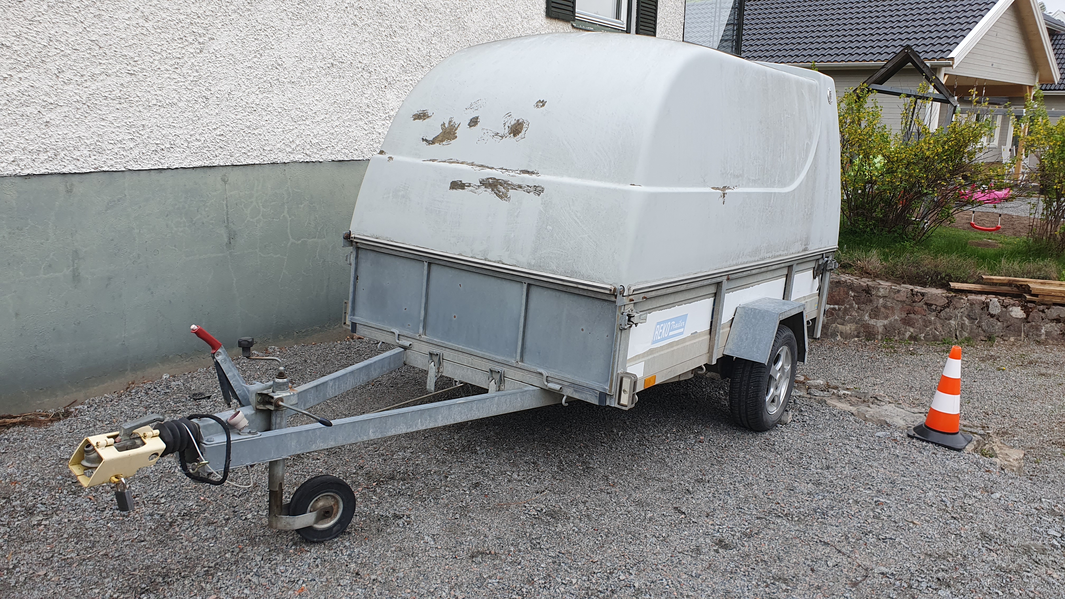 Bromsat kåpsläp 900kg