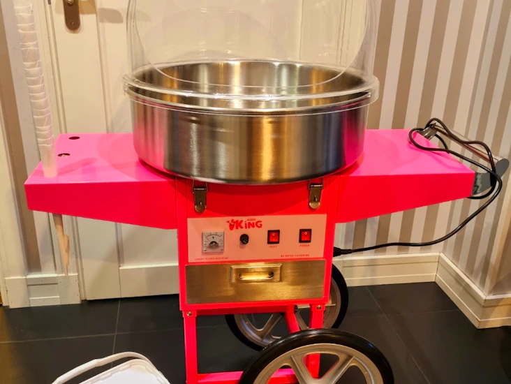 Hattarakone vaaleanpunaisilla kärryillä