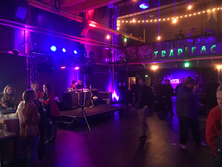 Musiikin mukaan ohjautuvat bilevalot