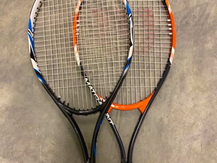 2 tennisrack och bollar