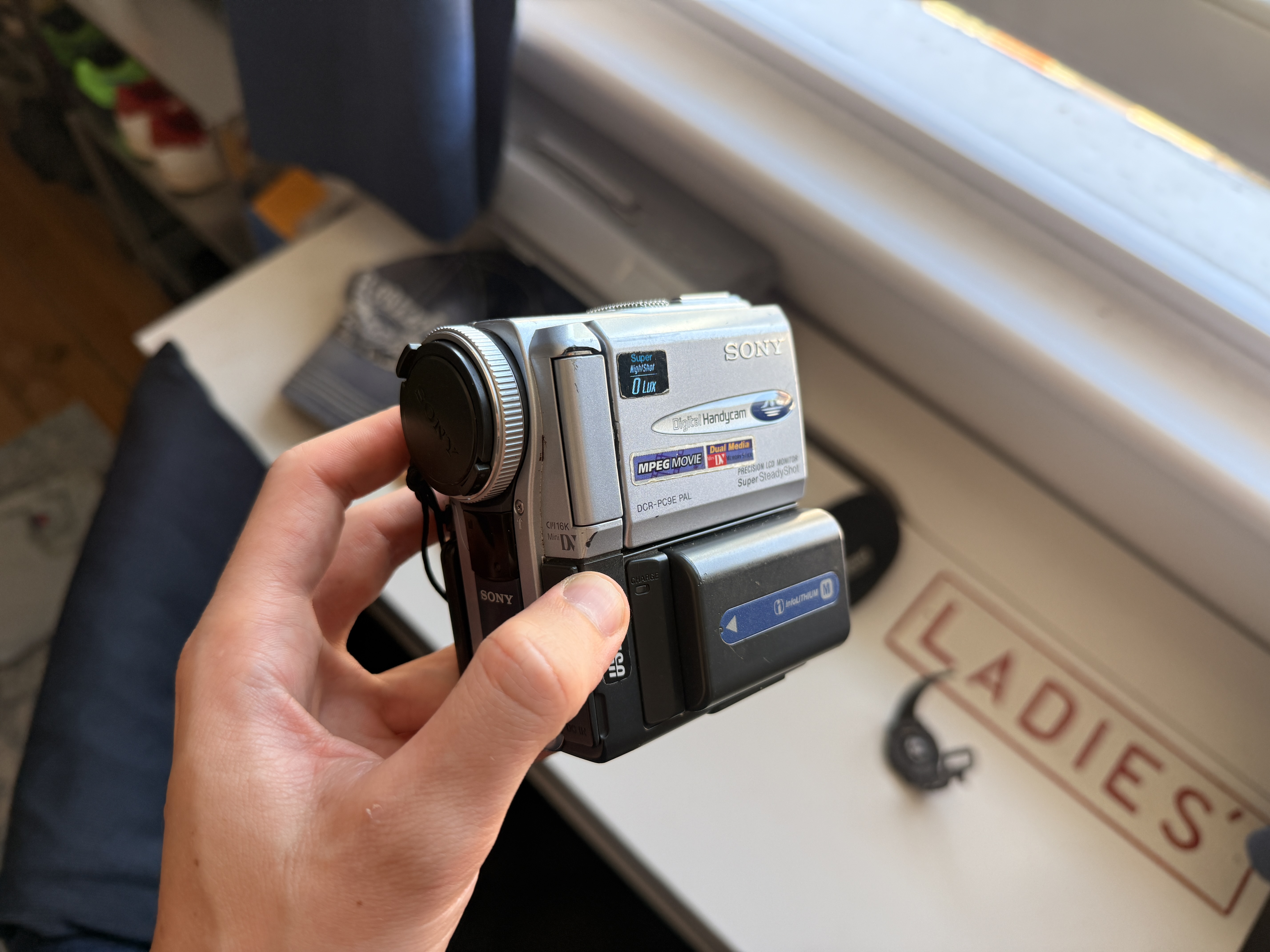 Sony digital handycam dcr-pc9e pal