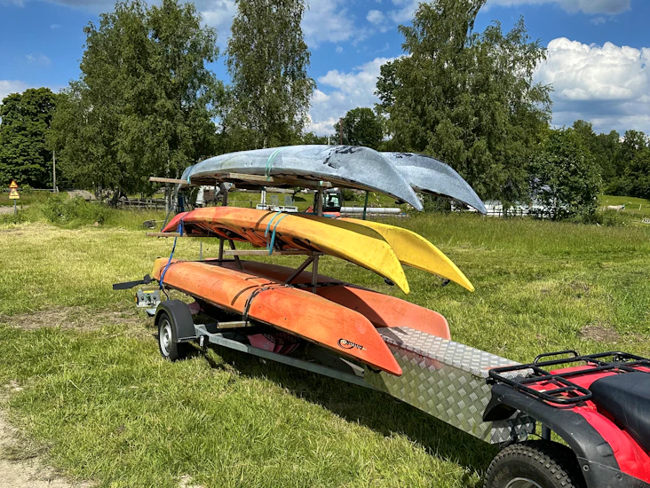 Kajaksläp med kajaker för upp till 11 personer