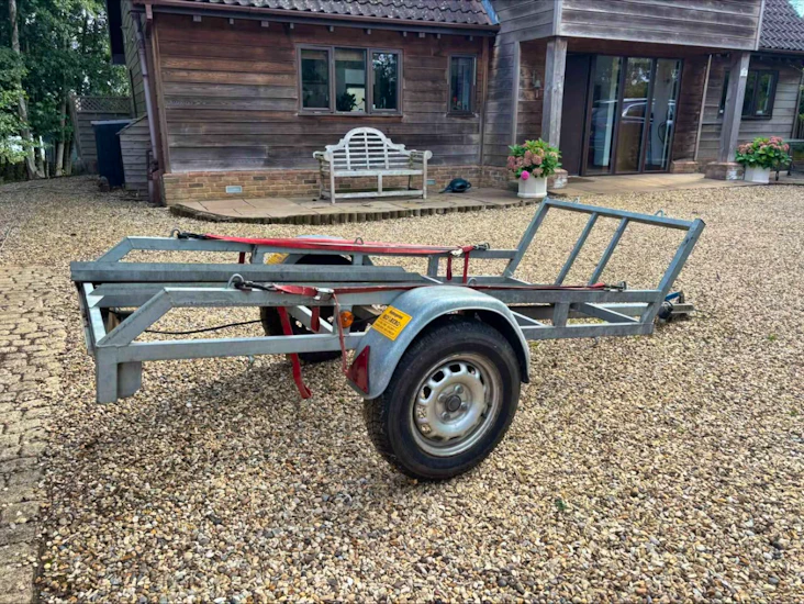 Single motorcycle trailer