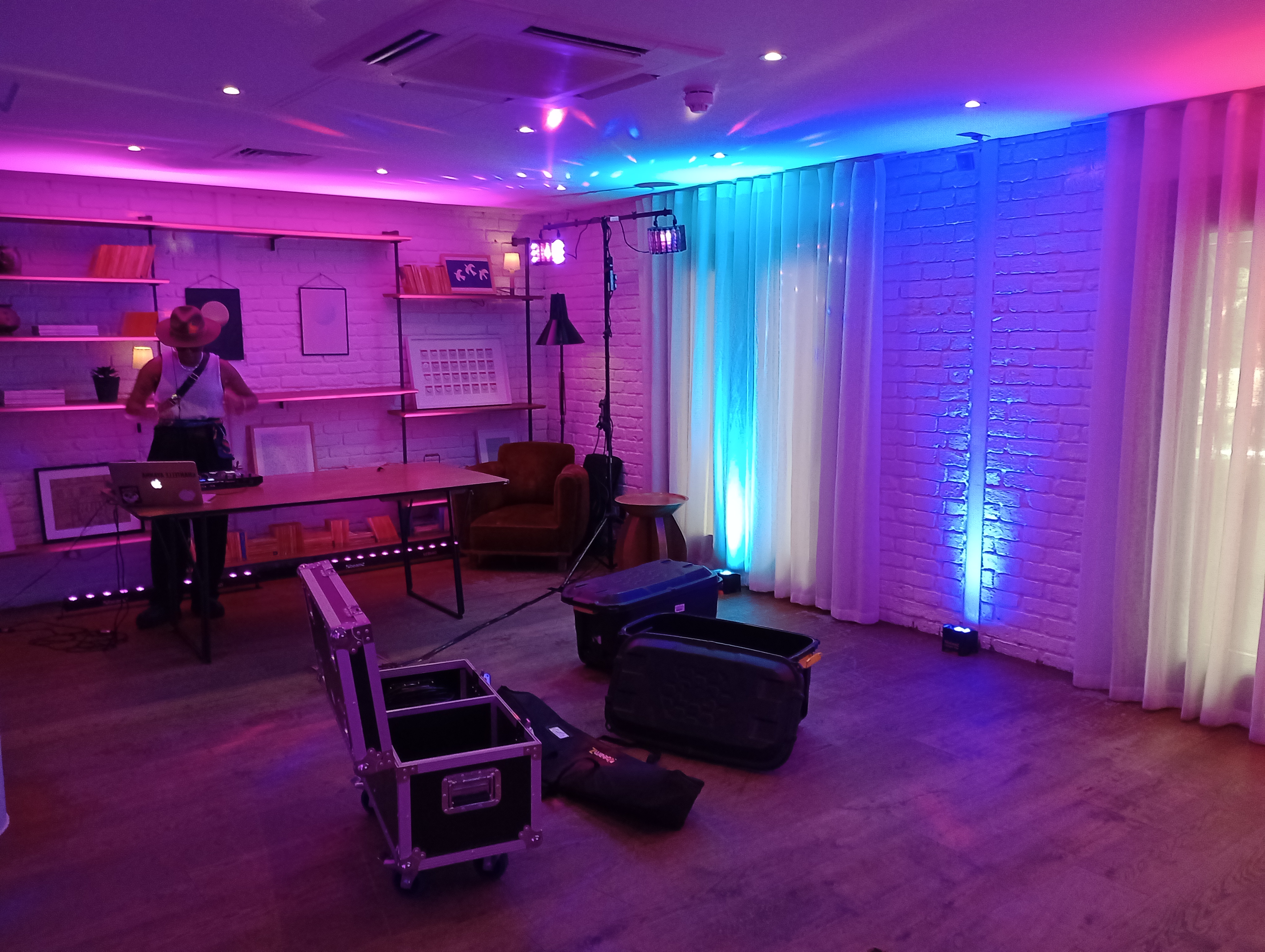 8x battery powered uplighters hire