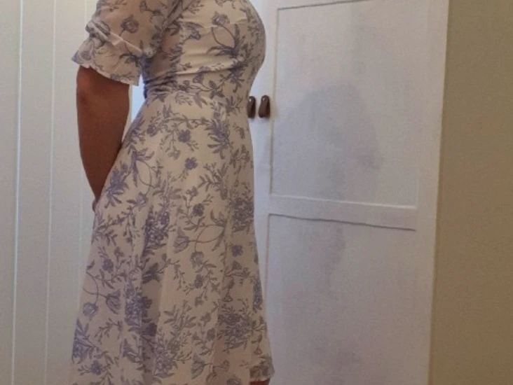 Blå og hvit sommerkjole