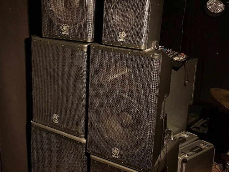 Pa för tal, trubadur och mindre konserter.