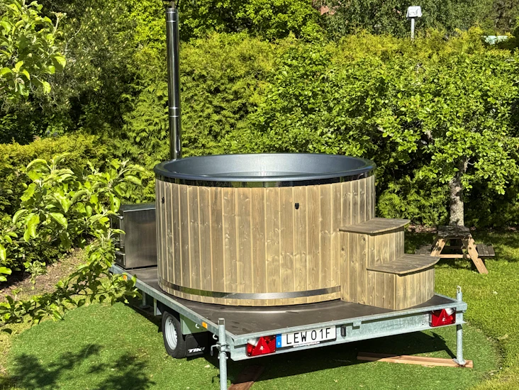 Vedeldat spabad på släp – hyr och njut där du vill!