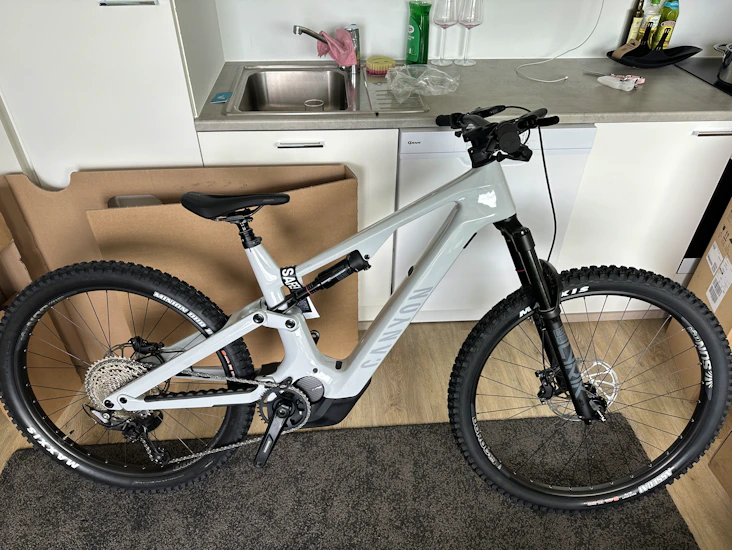 Sähkömaastopyörän vuokraus – canyon spectral on cf 7 (900 w akku, yli 100 km toimintamatka)