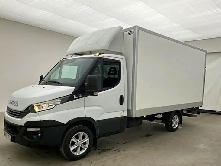 Flyttbil iveco daily med bakgavellift