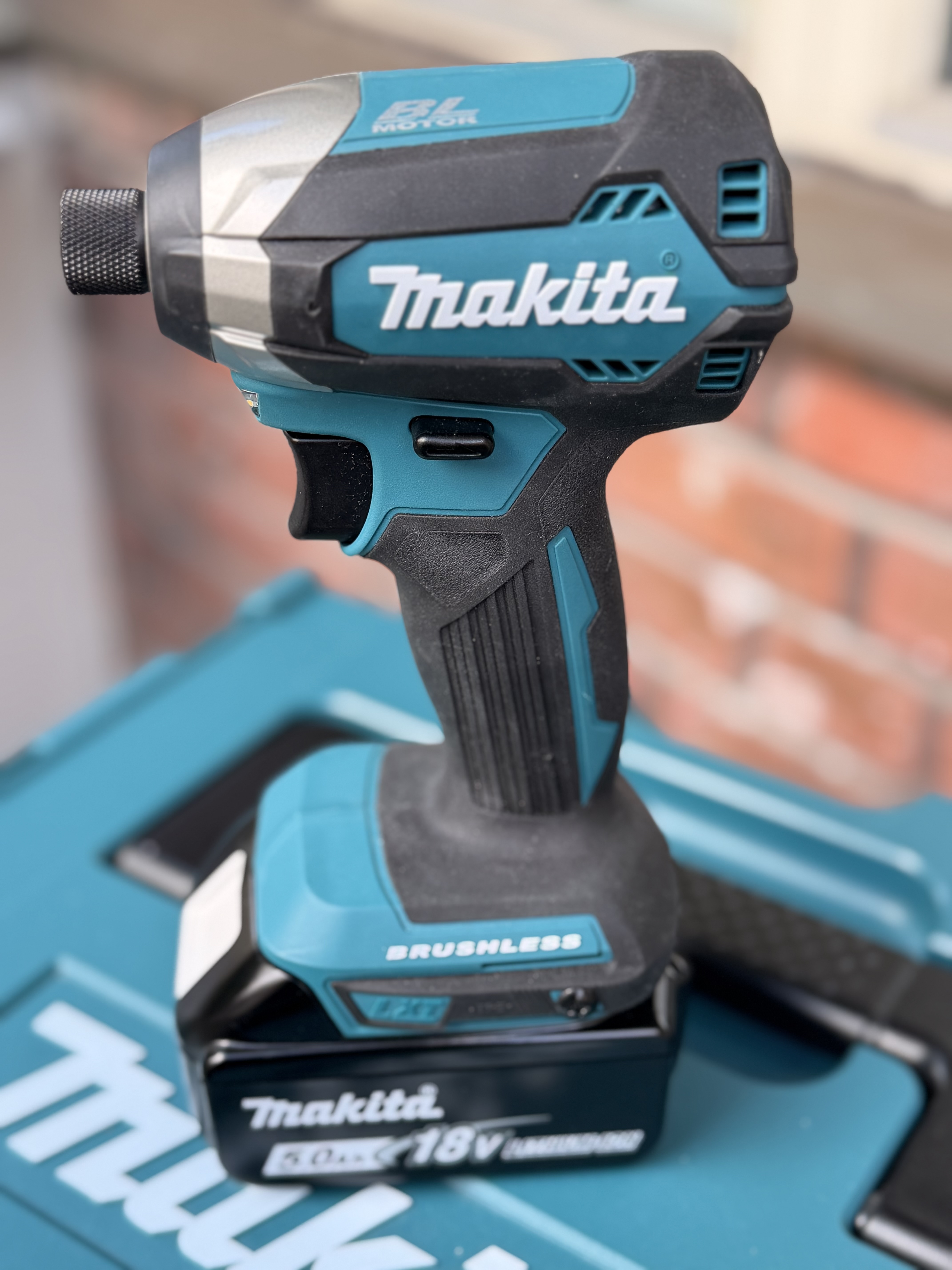 Makita 18v slagtrekker med batteri og hurtiglader