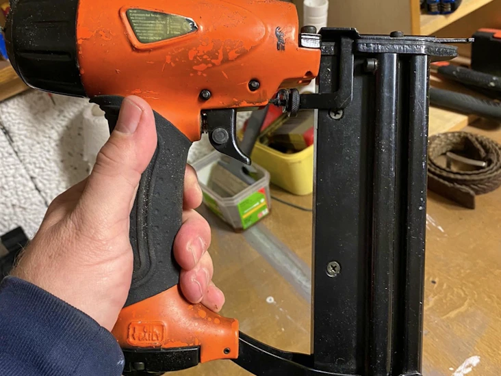 Dykkert / spikerpistol med kompressor