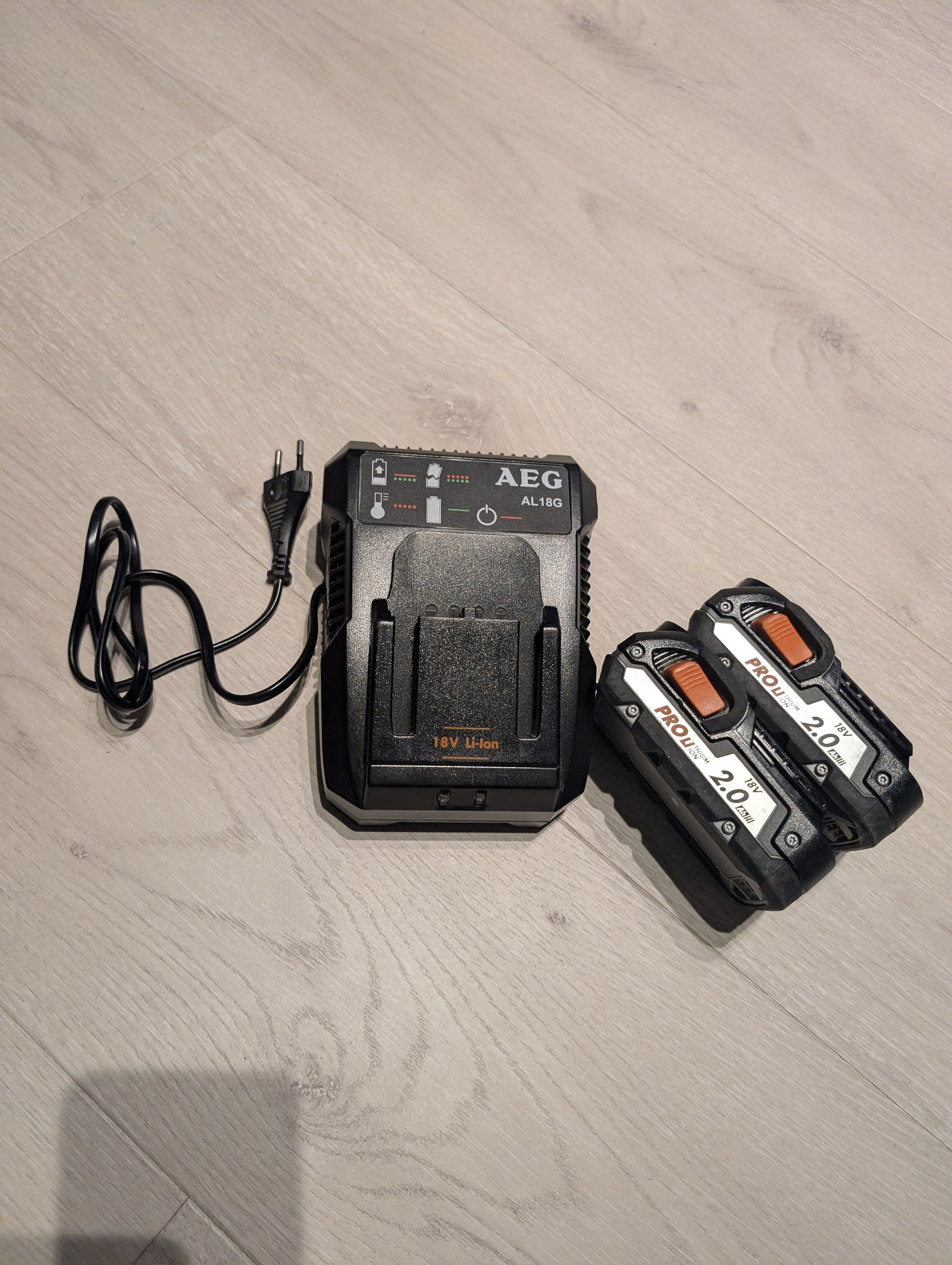 Aeg 18v batteripakke – 2x 2,0ah batterier + lader til leie