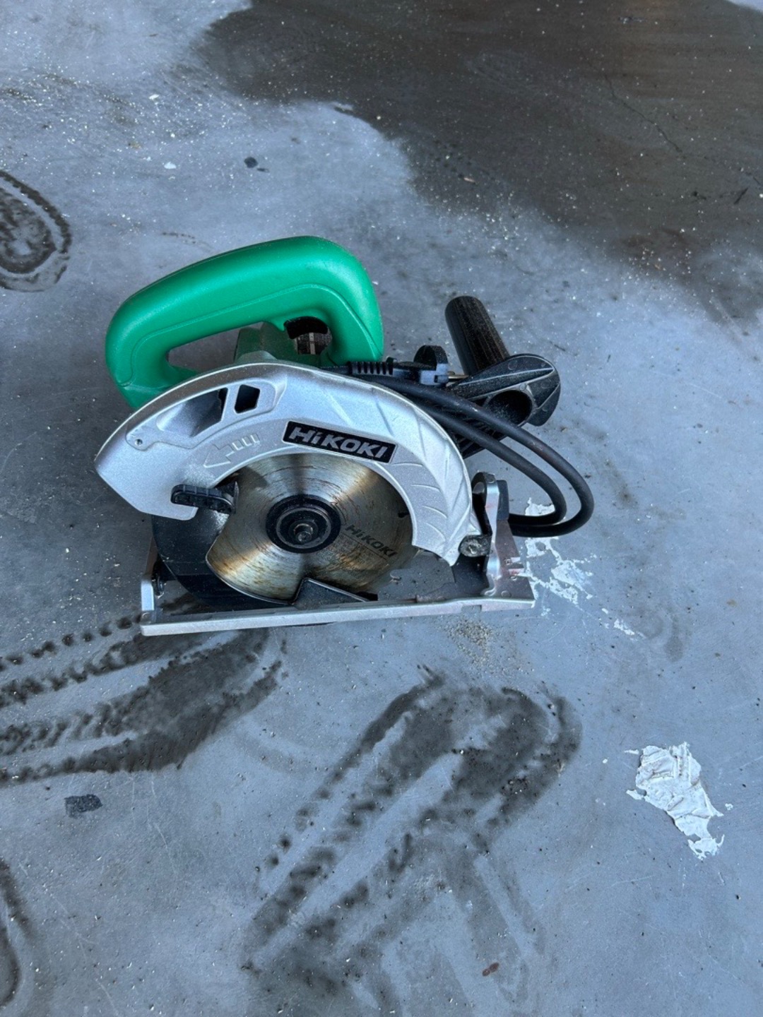 Hikoki sirkelsag på strøm