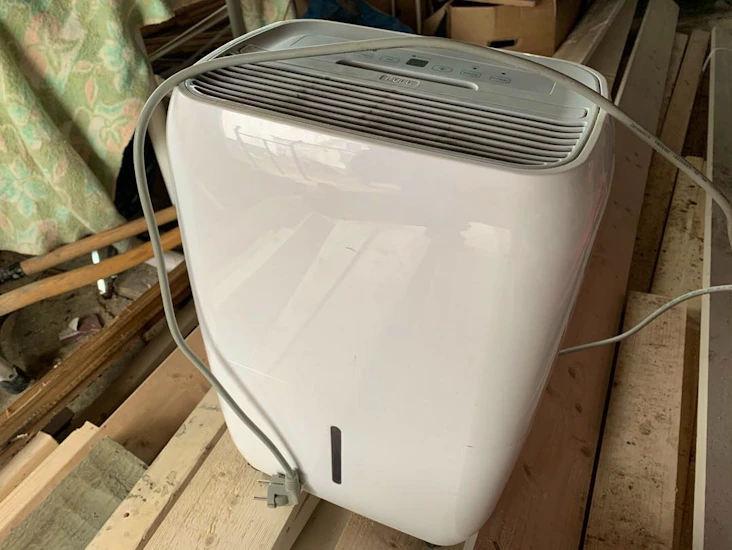 Luftavfukter med beholder og slange