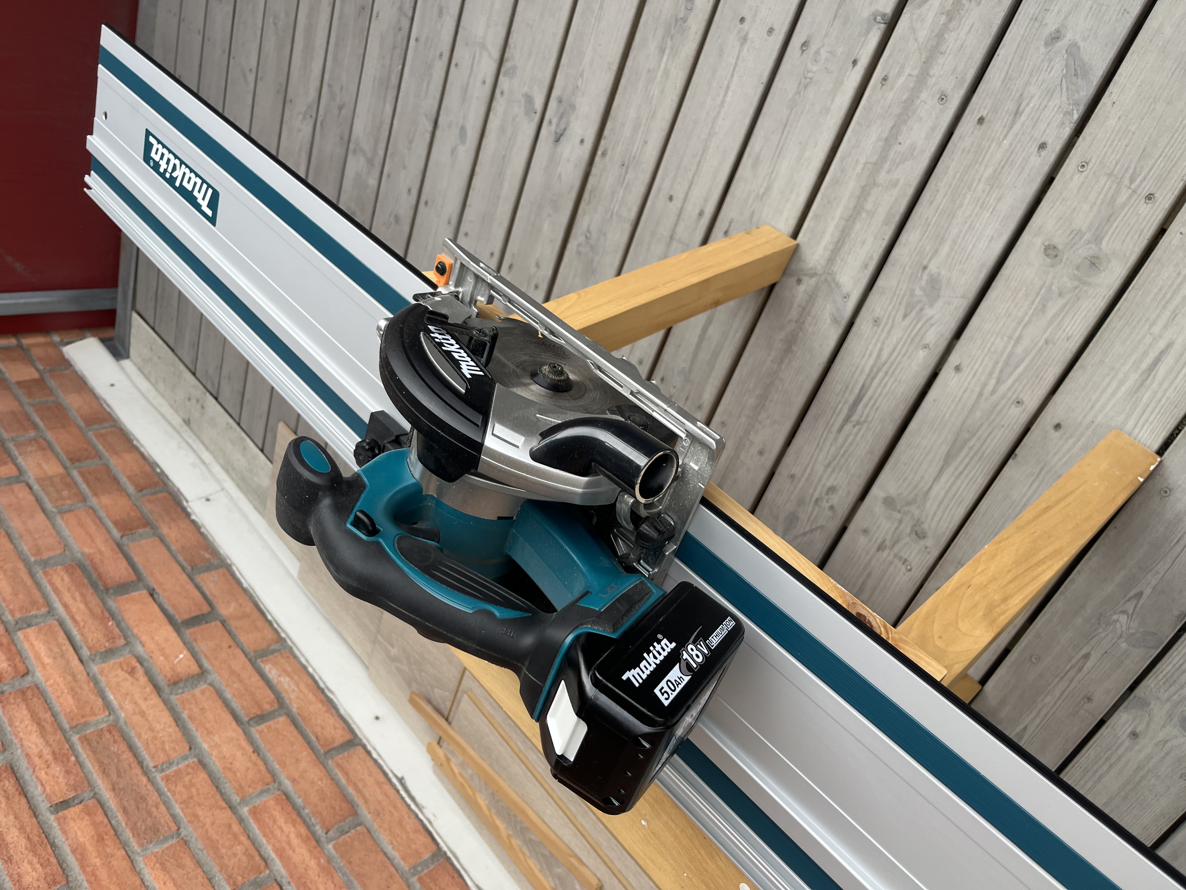 Makita dhs630 sirkelsag m/ styreskinner og avsug