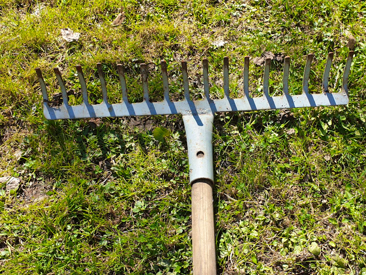 Harava, metallinen #piikki harava puuvarrella