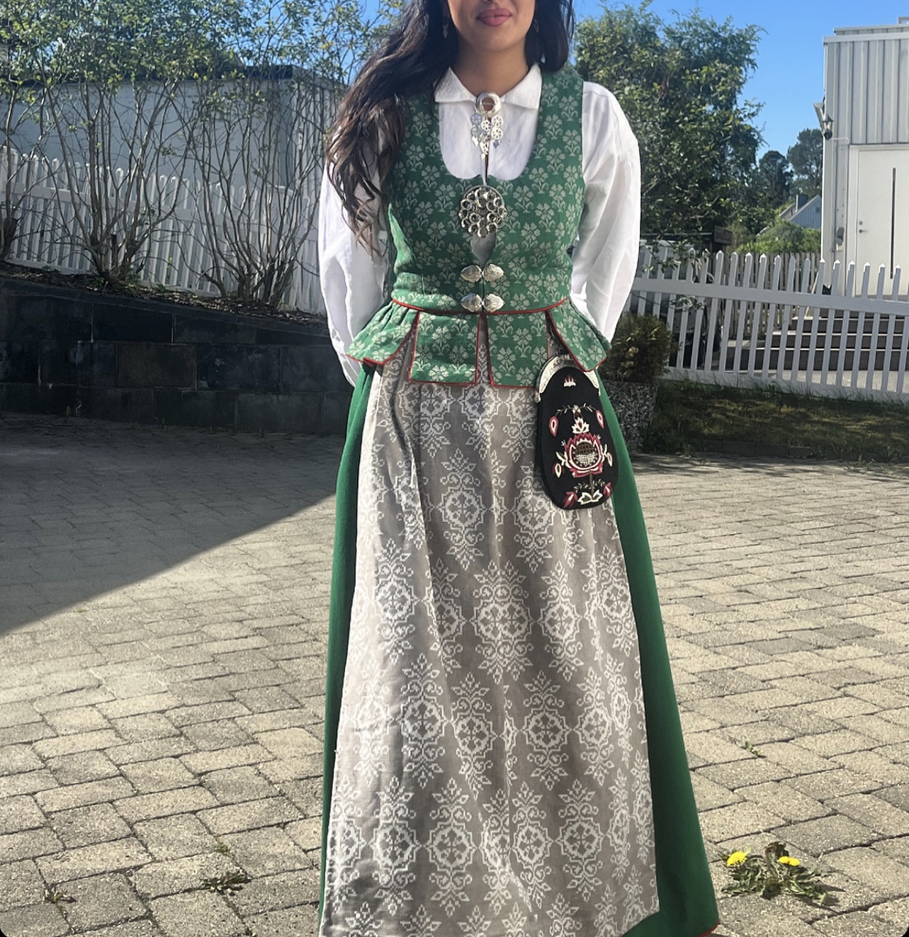 Grønn trønderbunad