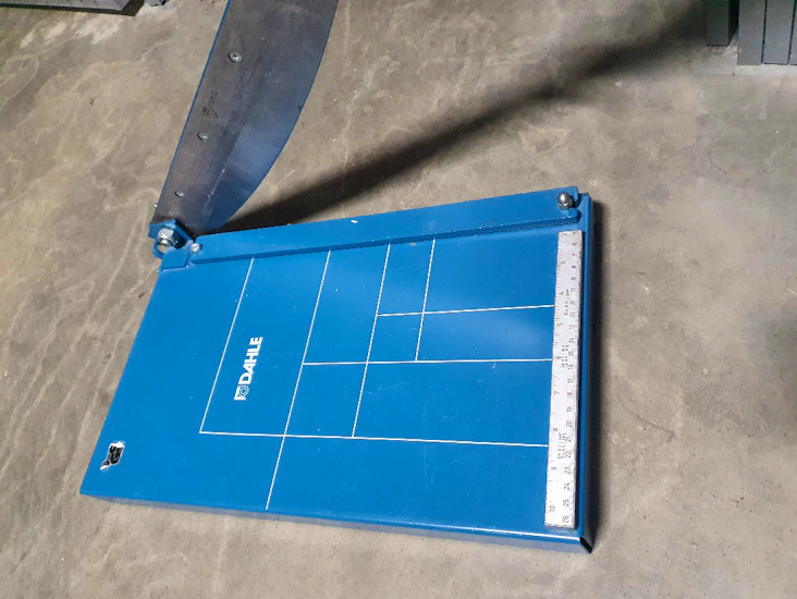 Kartongsax, skärmaskin, pappersgiljotin