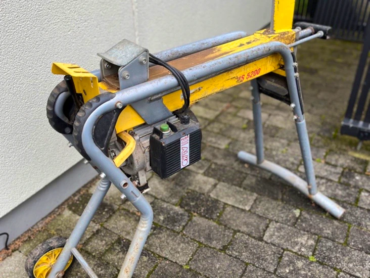 Mycket rejäl och kraftfull vedklyv