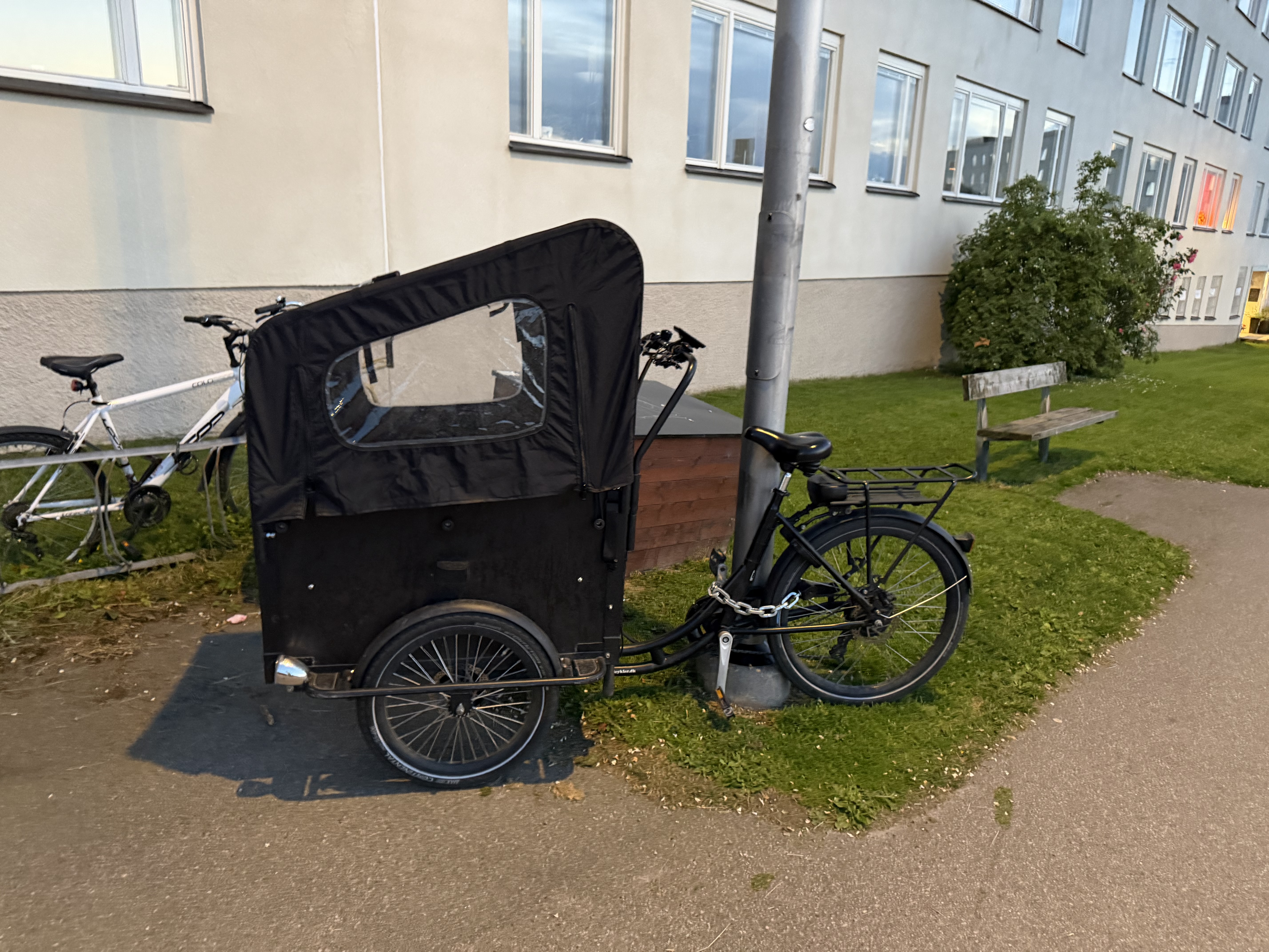 Eldriven lådcykel för att transportera barn, köra last, eller fira bröllop