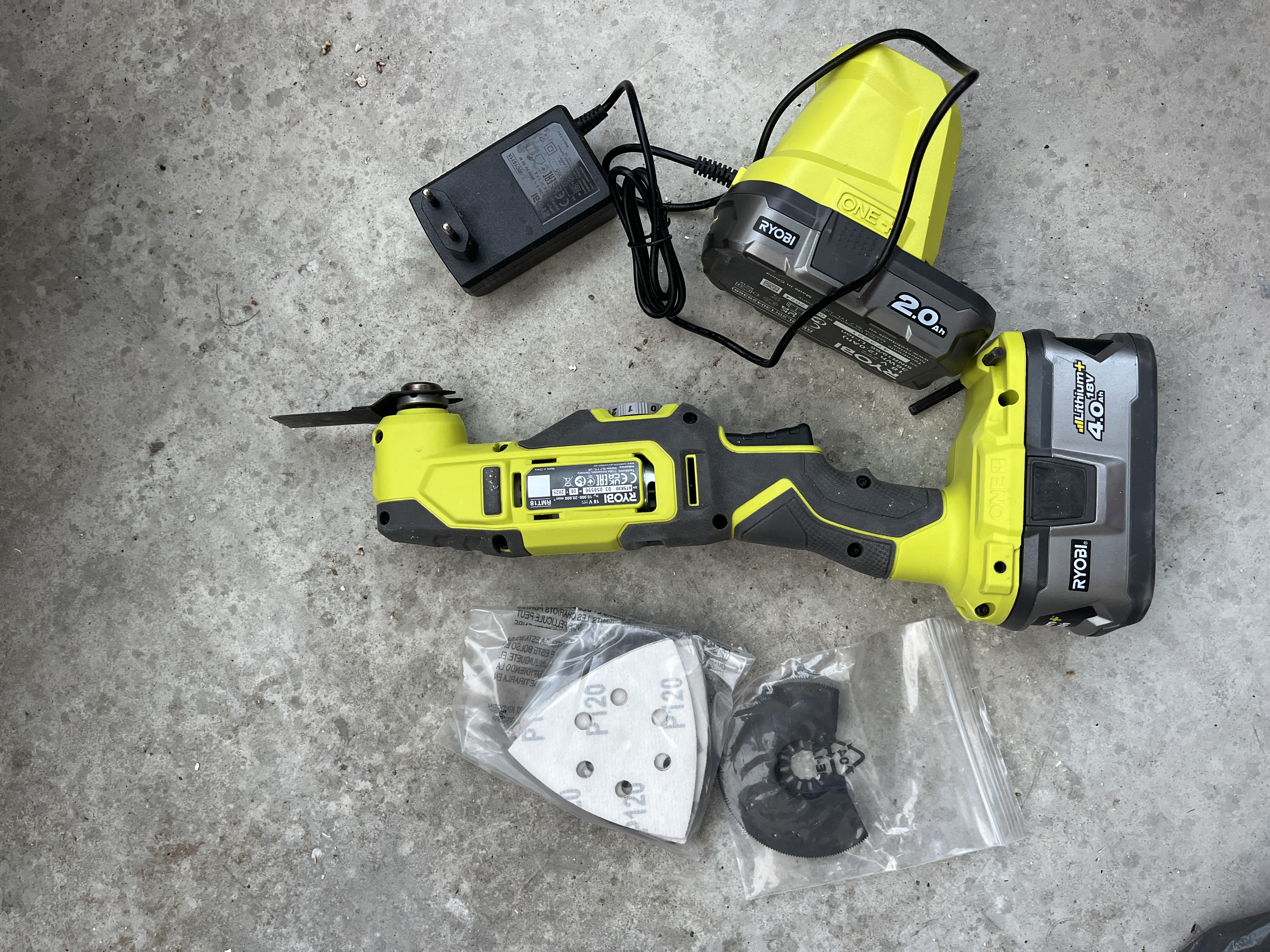 Multiverktøy med to blader og slipe