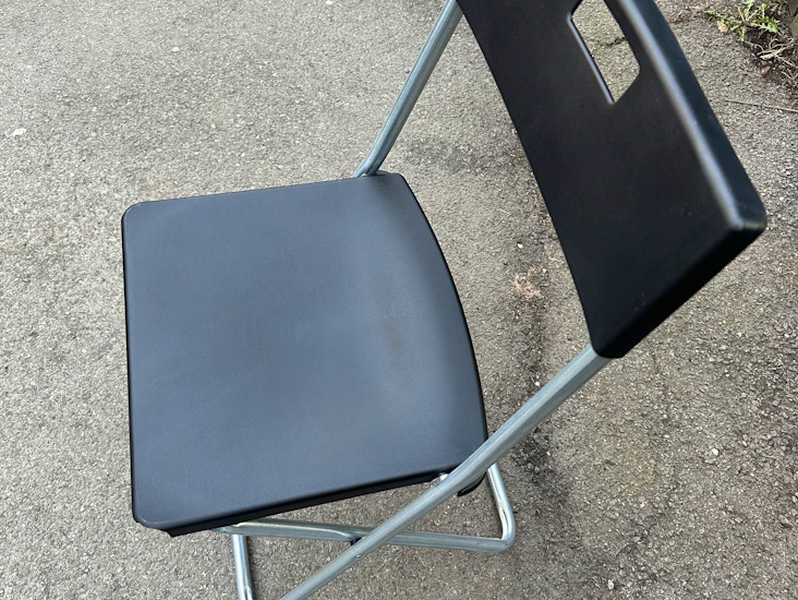 Fine svarte klappstoler