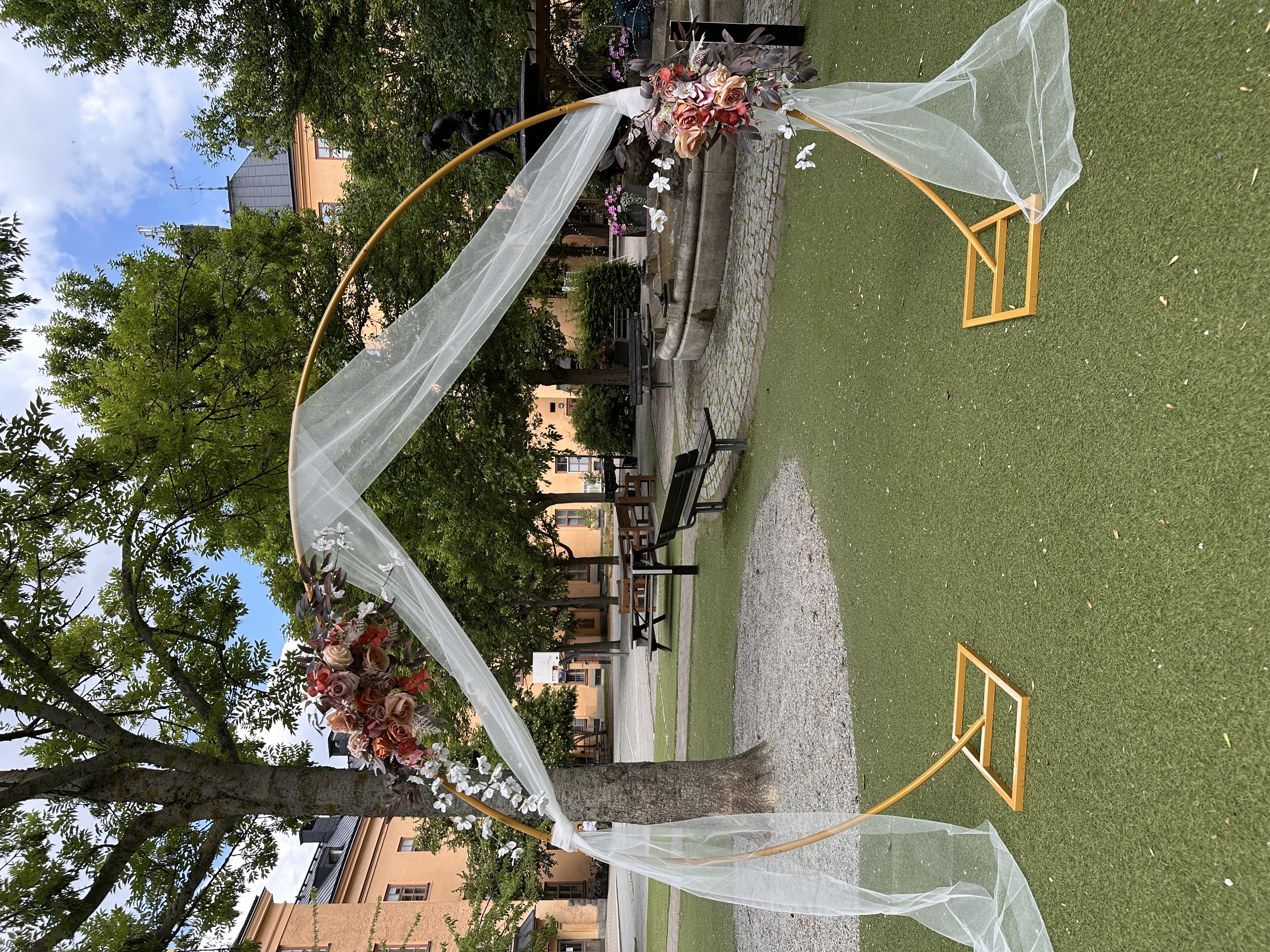 Bröllopsbåge ink konstblommor  💐