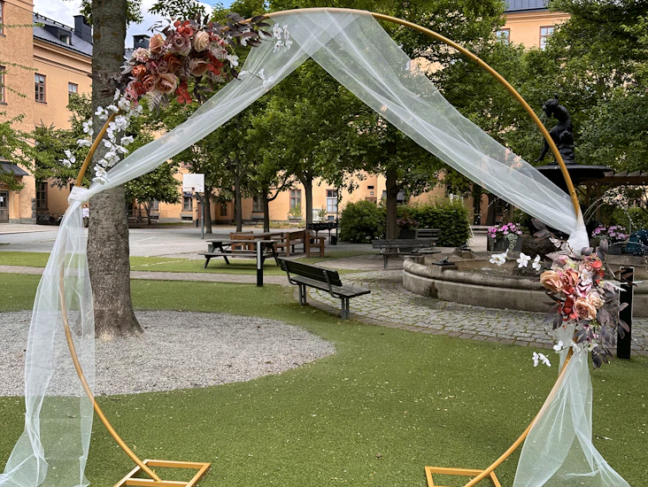 Bröllopsbåge ink konstblommor 💐