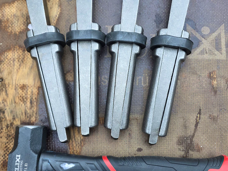 Spräckkilar 32mm, 4st inkl liten slägga.