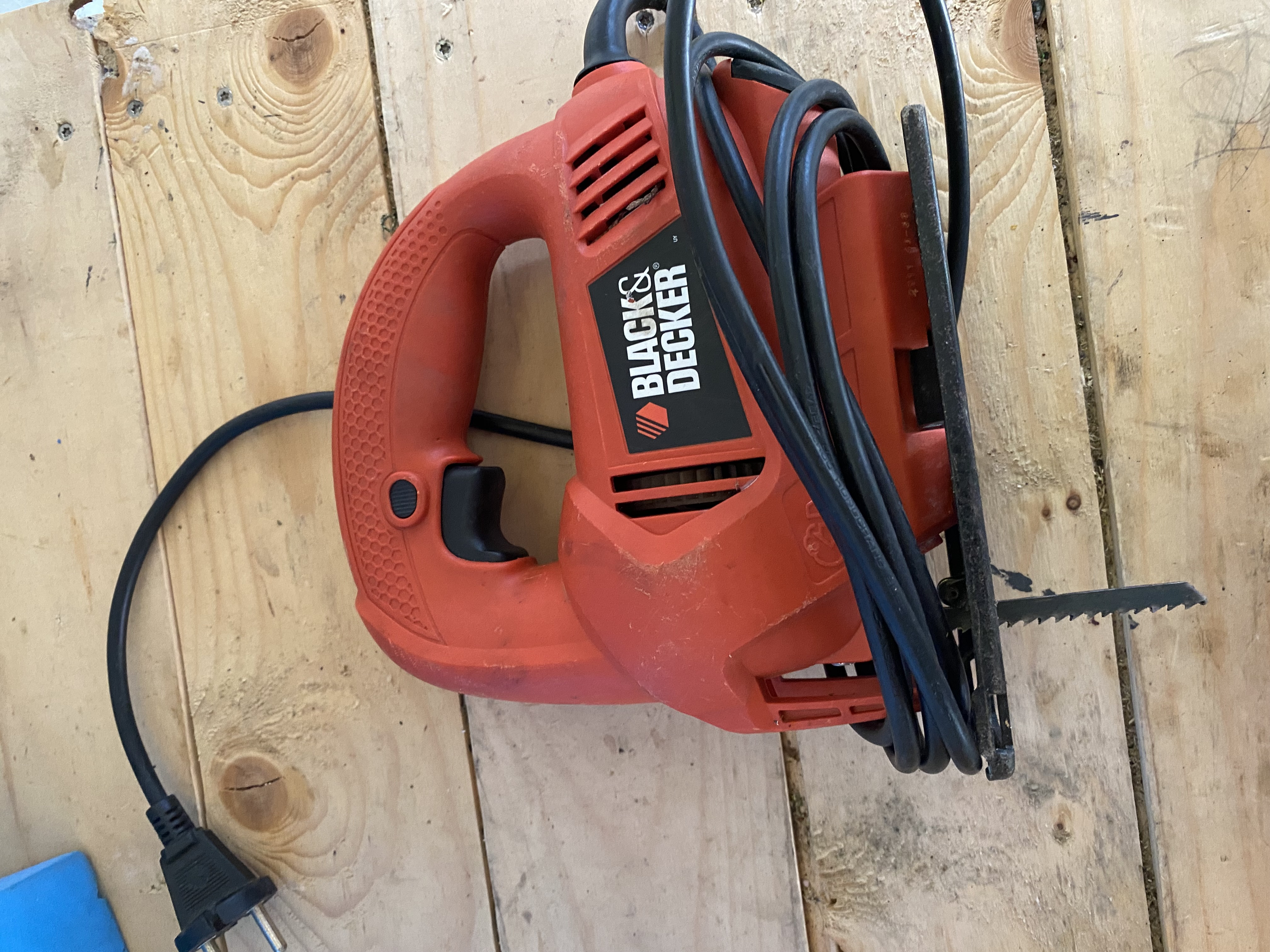 Black & decker ks500 stikksag til leie – praktisk og presis til hjem og hobby!