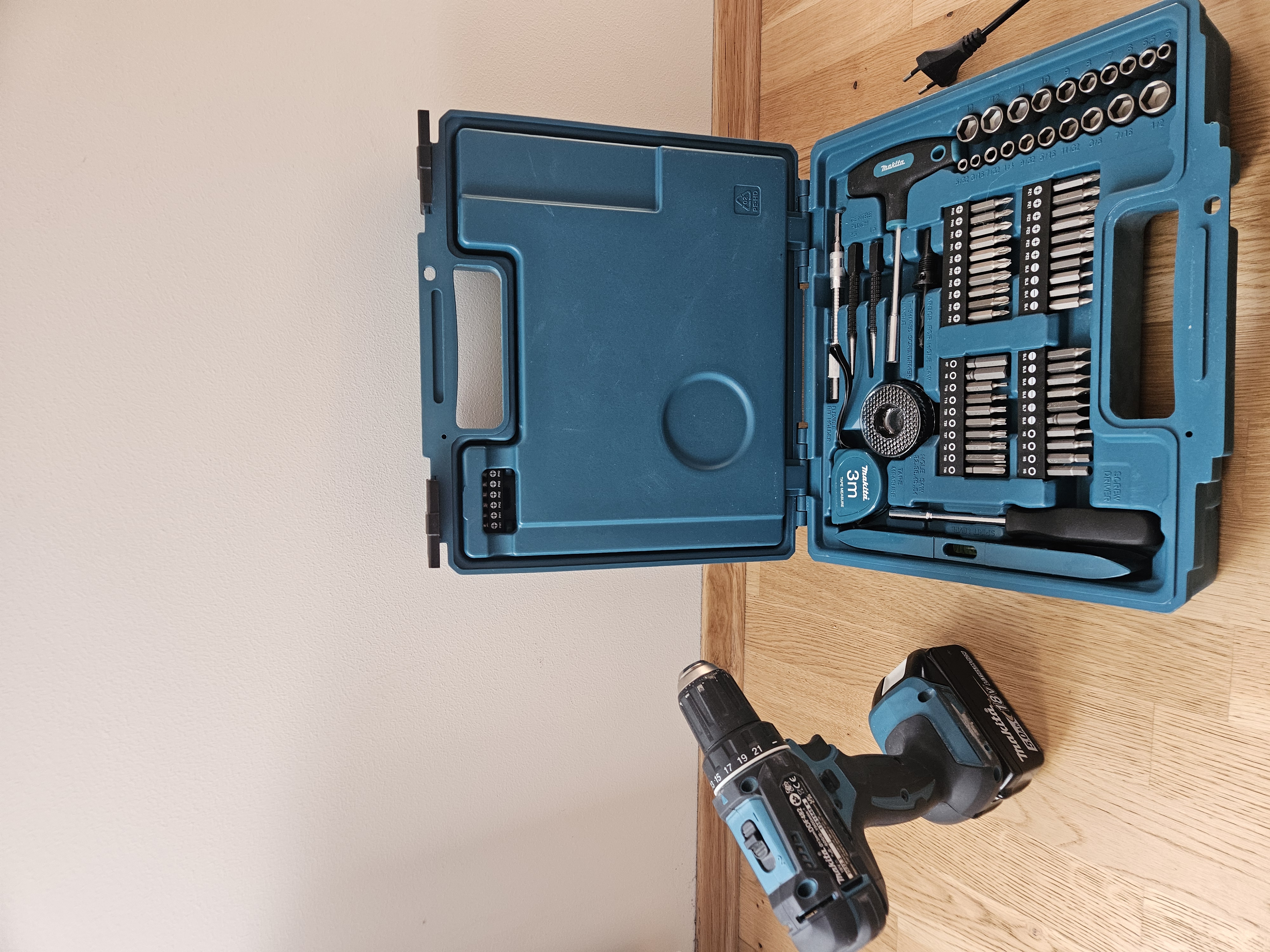 Makita drill og bor maskin m lader og bitsett 