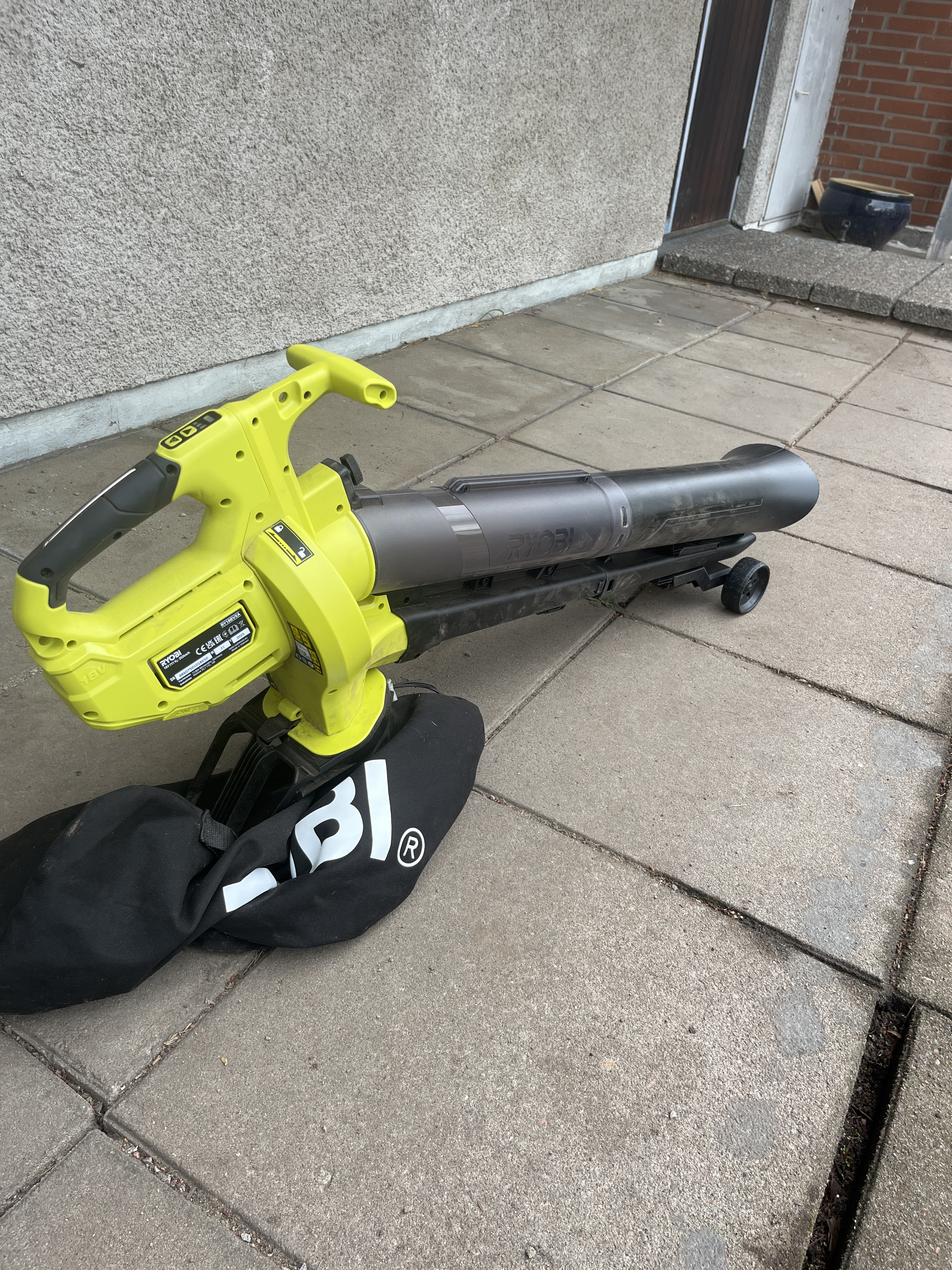 Ryobi lövblås med sugfunktion