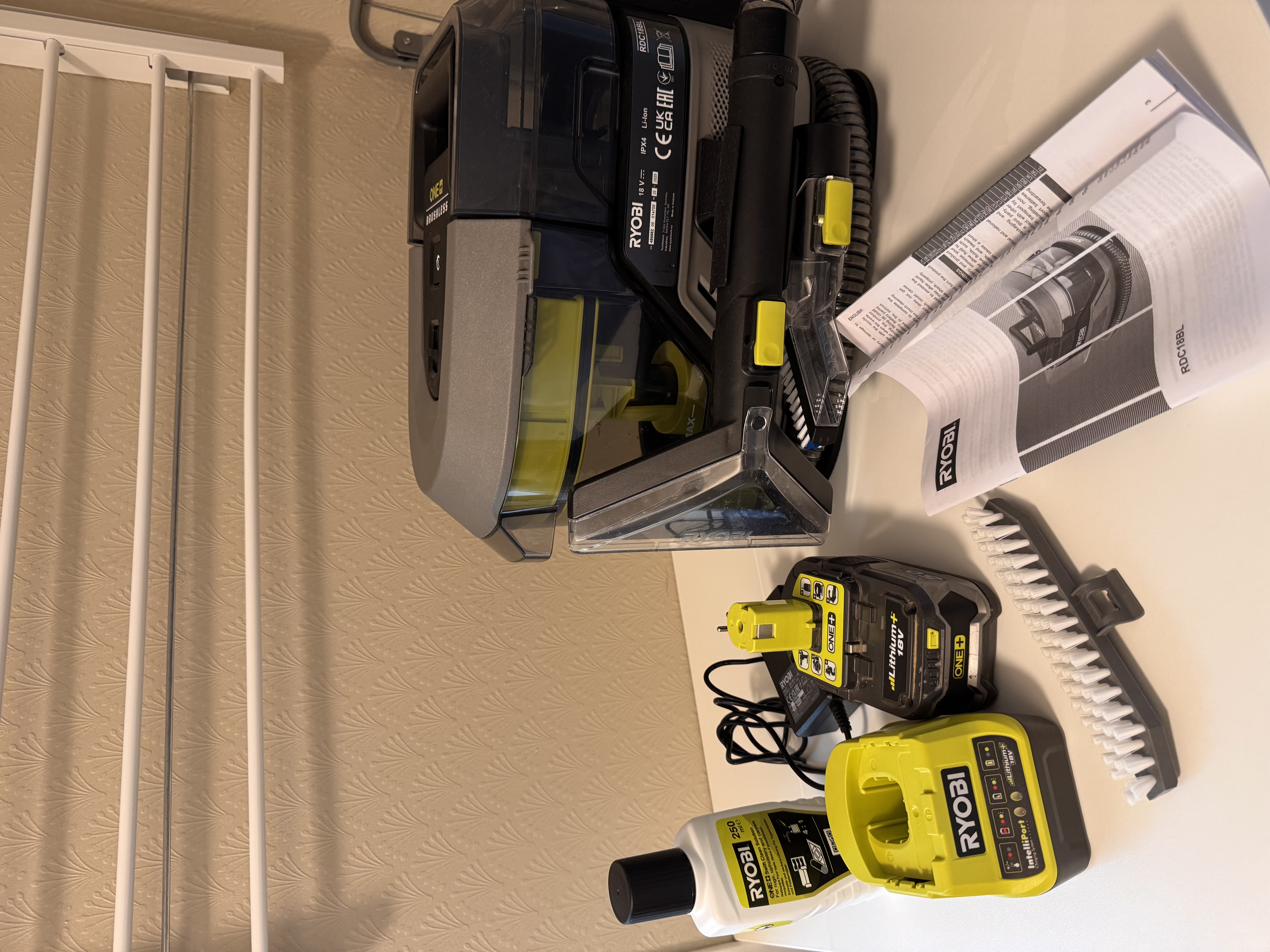 Sofa- og tepperenser ryobi swift clean – komplett pakke