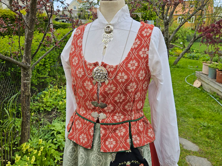 Rød trønderbunad til leie