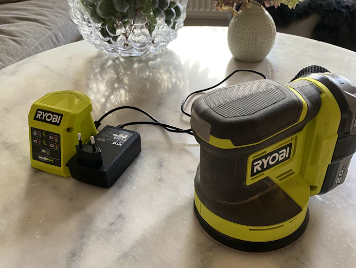 Ryobi excenterslipmaskin one+ 18 v rros18 + 2ah batteri och laddare