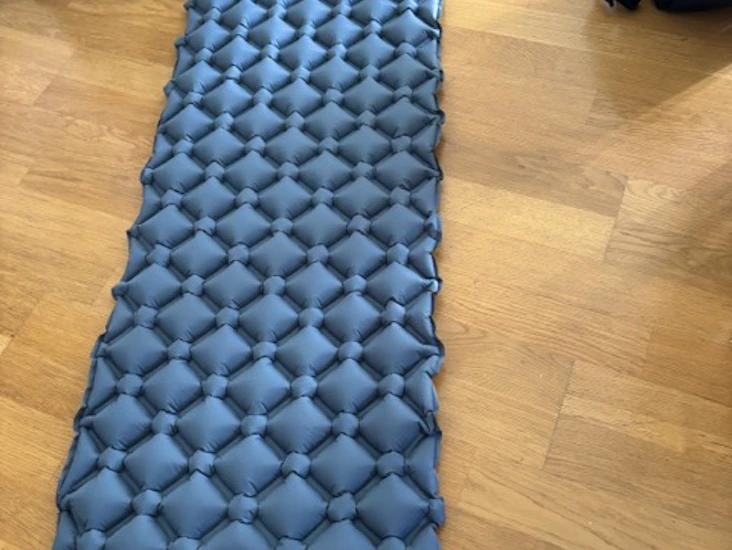 Lätt och kompakt luftmadrass med inbyggd pump – perfekt för camping