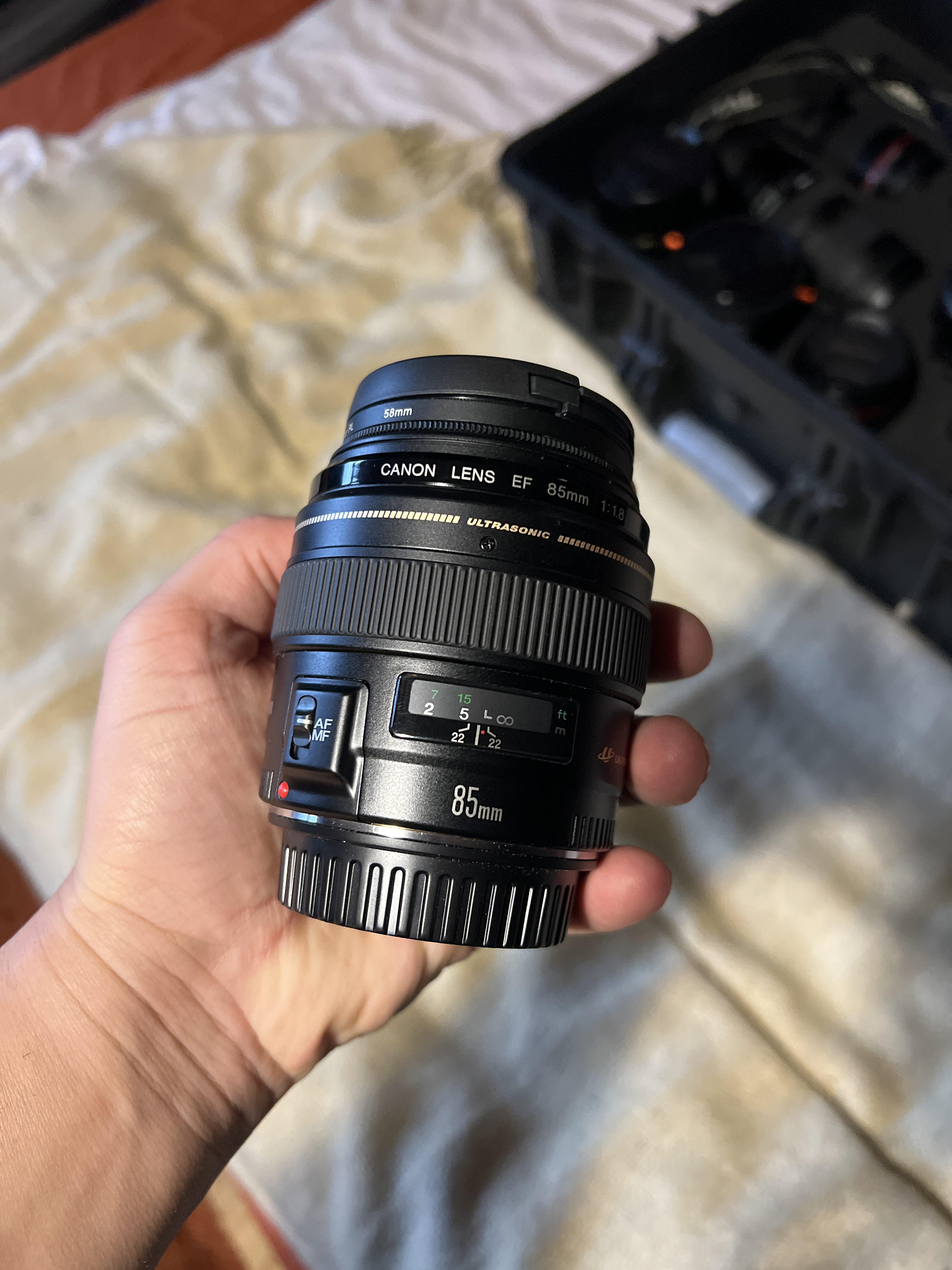 Canon ef 85mm f1.8 usm lens