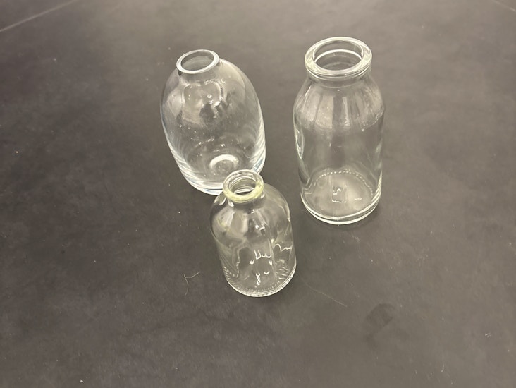 Små glasvaser, blandade modeller och storlekar