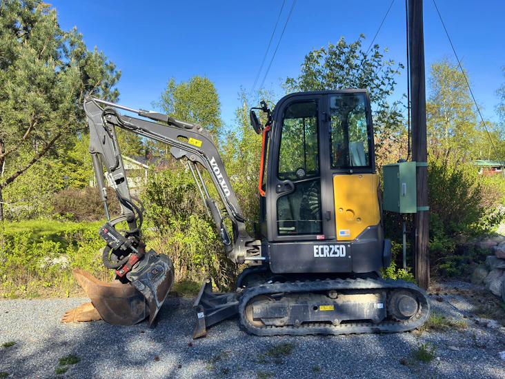 Volvo (2.7 ton) med rototilt, 3 skopor & släp – norrtälje