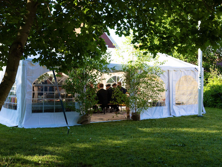 Robust partytält 8x5 m med bord och bänkar