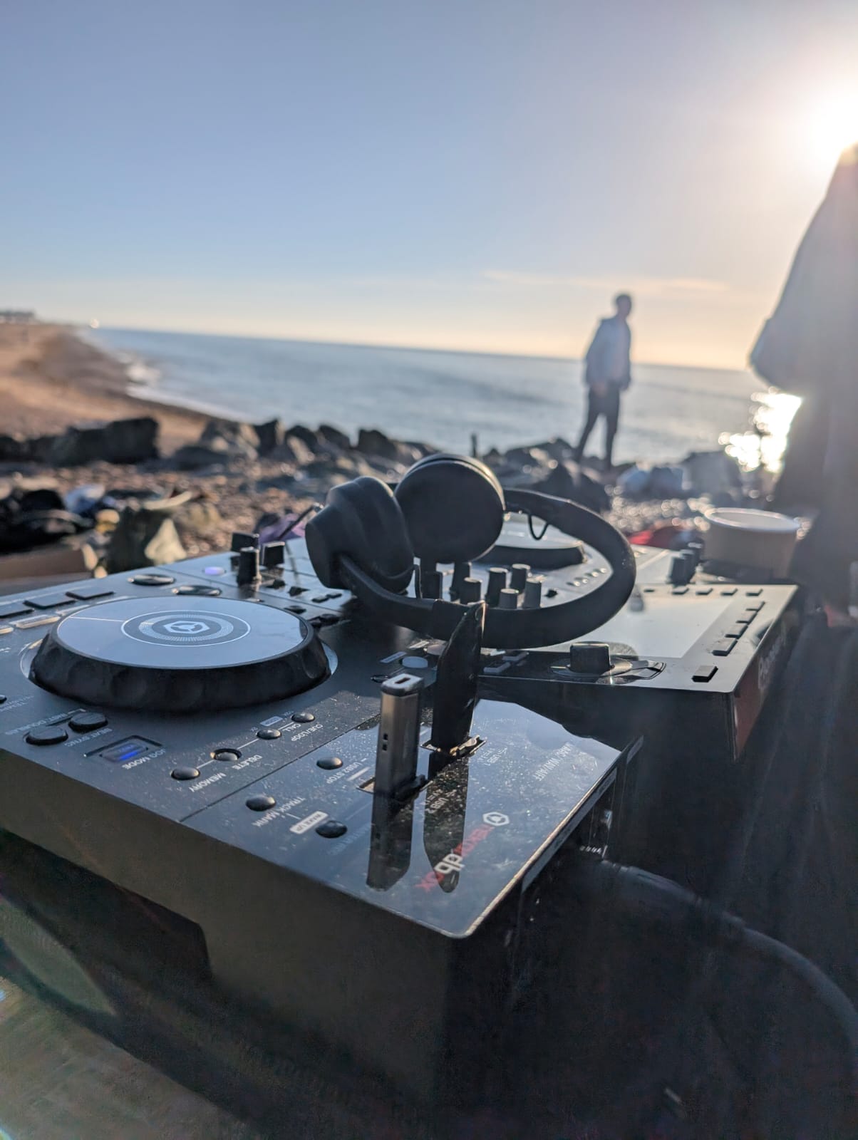 Pioneer dj equipment -  xdj rr - 2 decks and mixer 